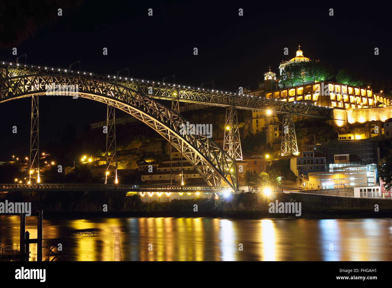 Dom Luiz Bridge bei Nacht in Porto Stadt. Portugal Stockfoto