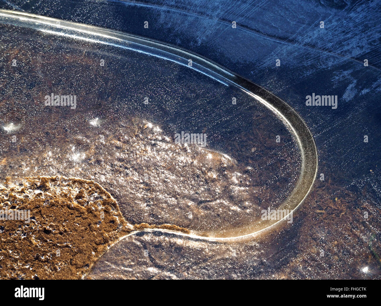 Eis-Muster erstellen Blau Silber und weiß abstrakte Designs mit Kurve ähnelt einer kurvenreichen Straße Stockfoto