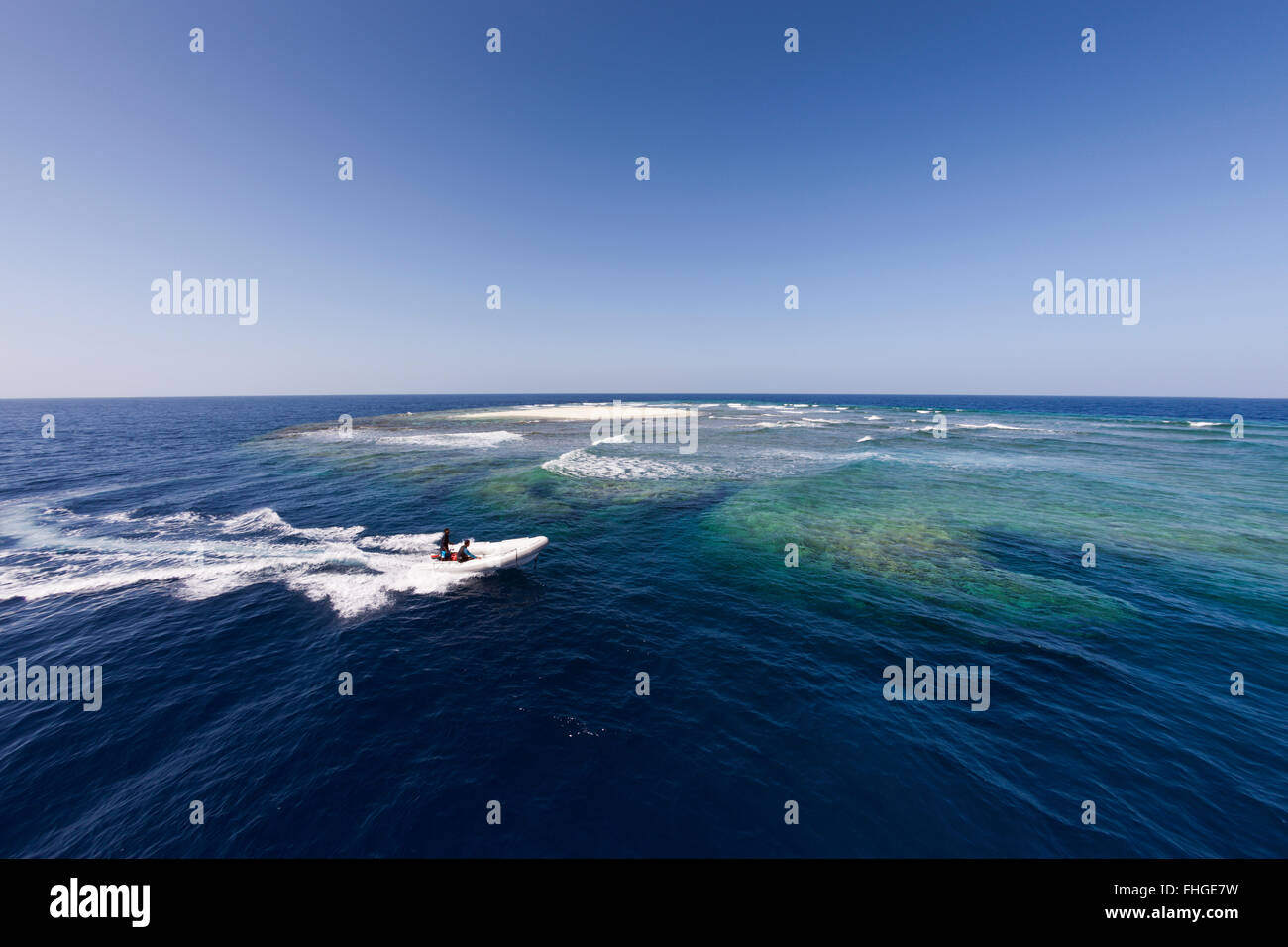 Angarosh Reef, Rotes Meer, Sudan-Schlauchboot Stockfoto