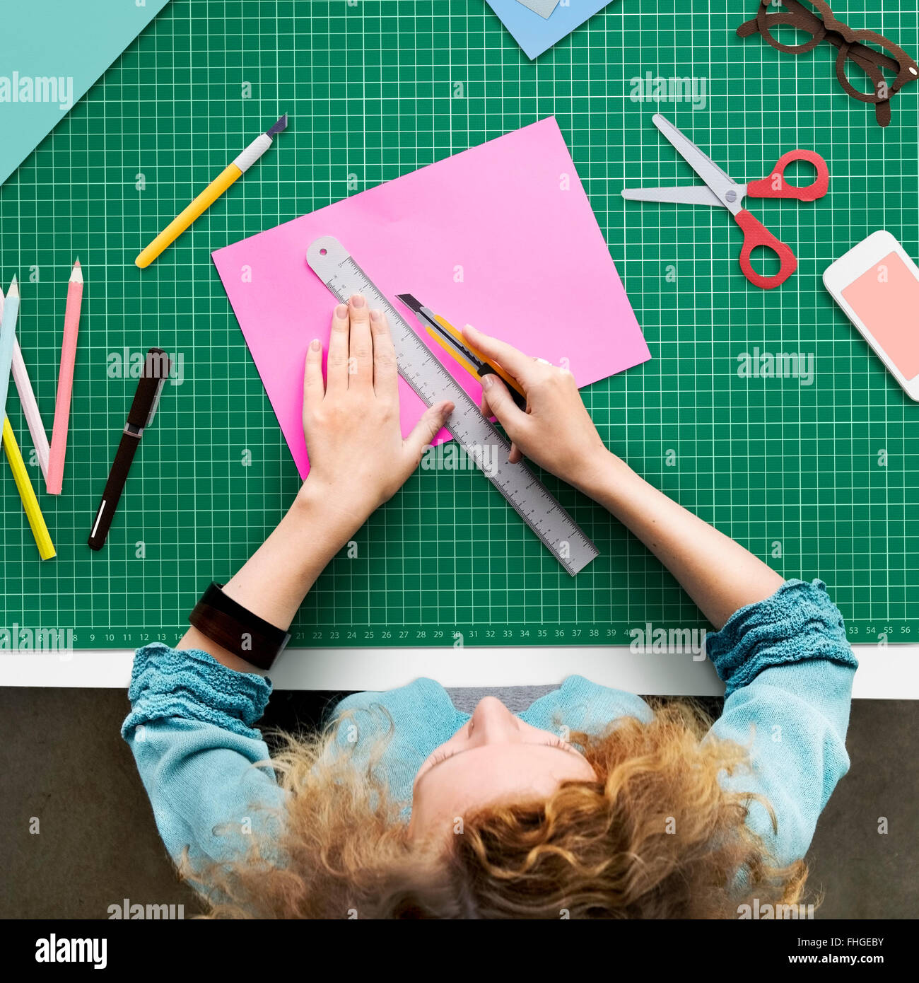 Frau schneiden Papier Briefpapier Workstation Konzept Stockfoto