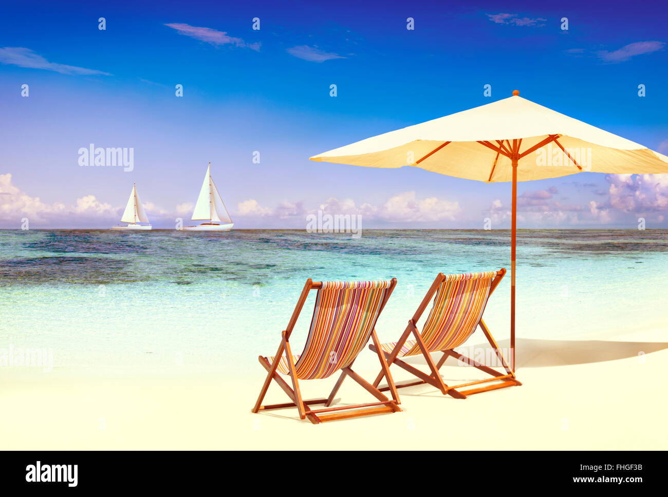 Liegestuhl auf dem Trapical-Strand-Meer-Konzept Stockfoto