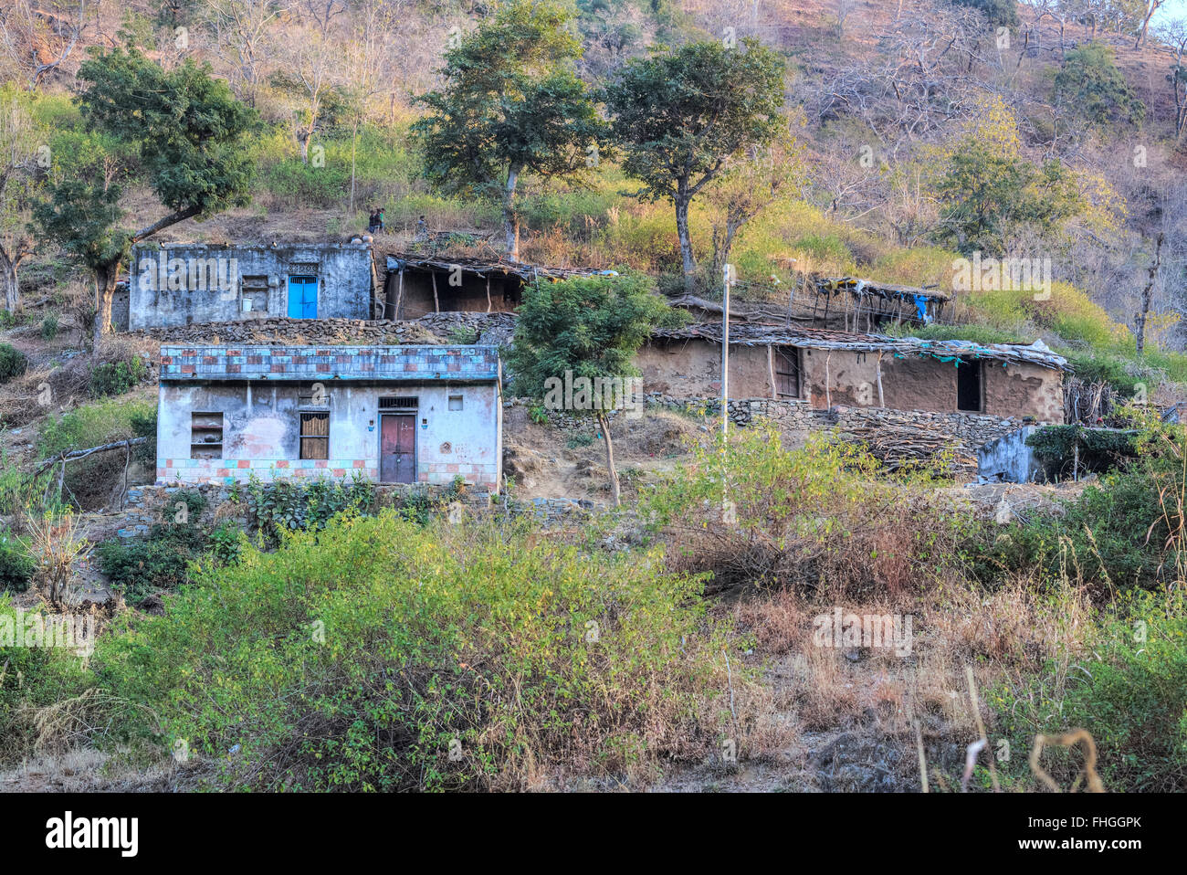 ein typisches Dorf in den Bergen von Rajasthan, Indien Stockfoto