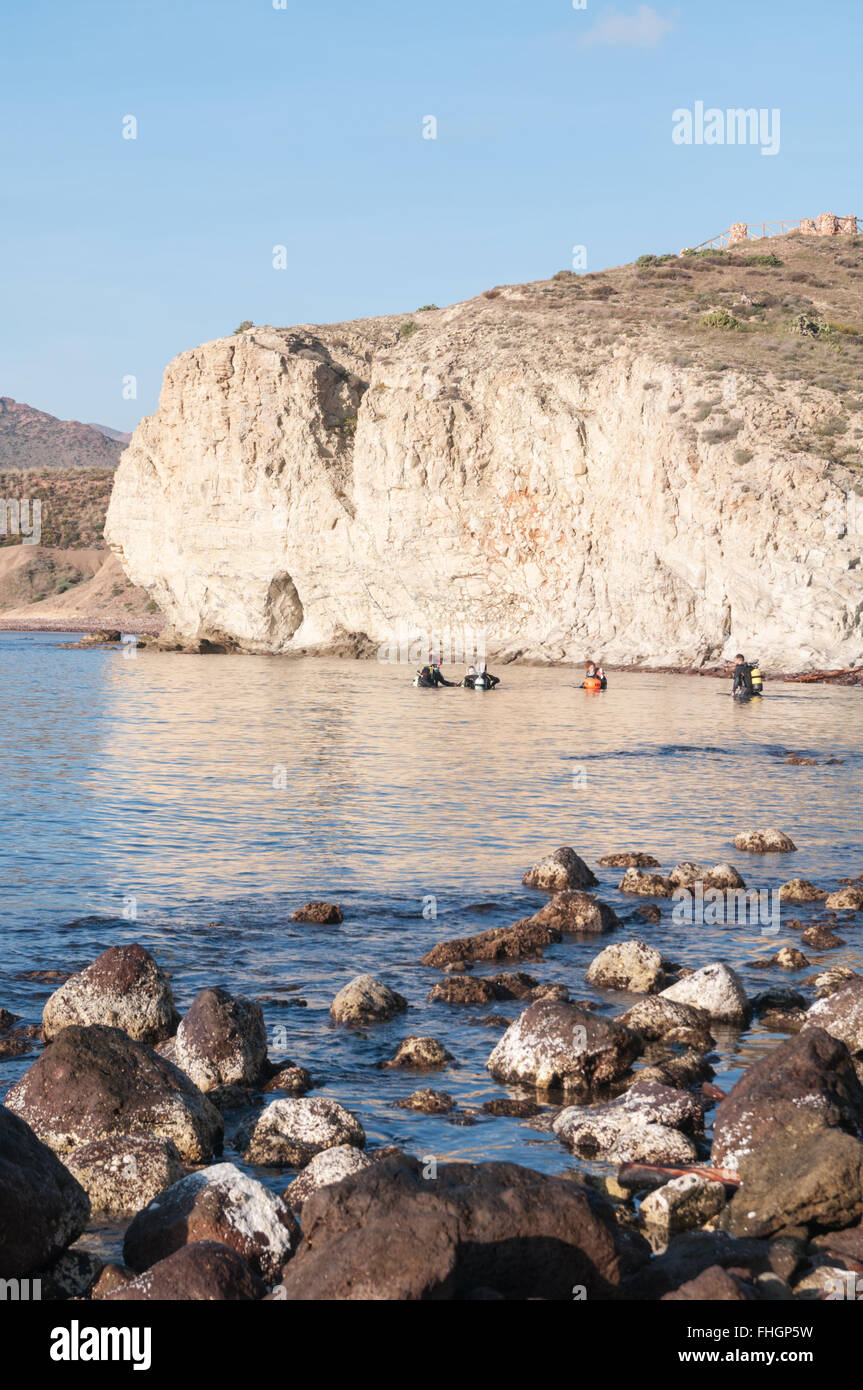 Gruppe von Tauchern im Hafen von Isleta del Moro, in den Nationalpark Cabo de Gata, Nijar, Almeria, Spanien Stockfoto