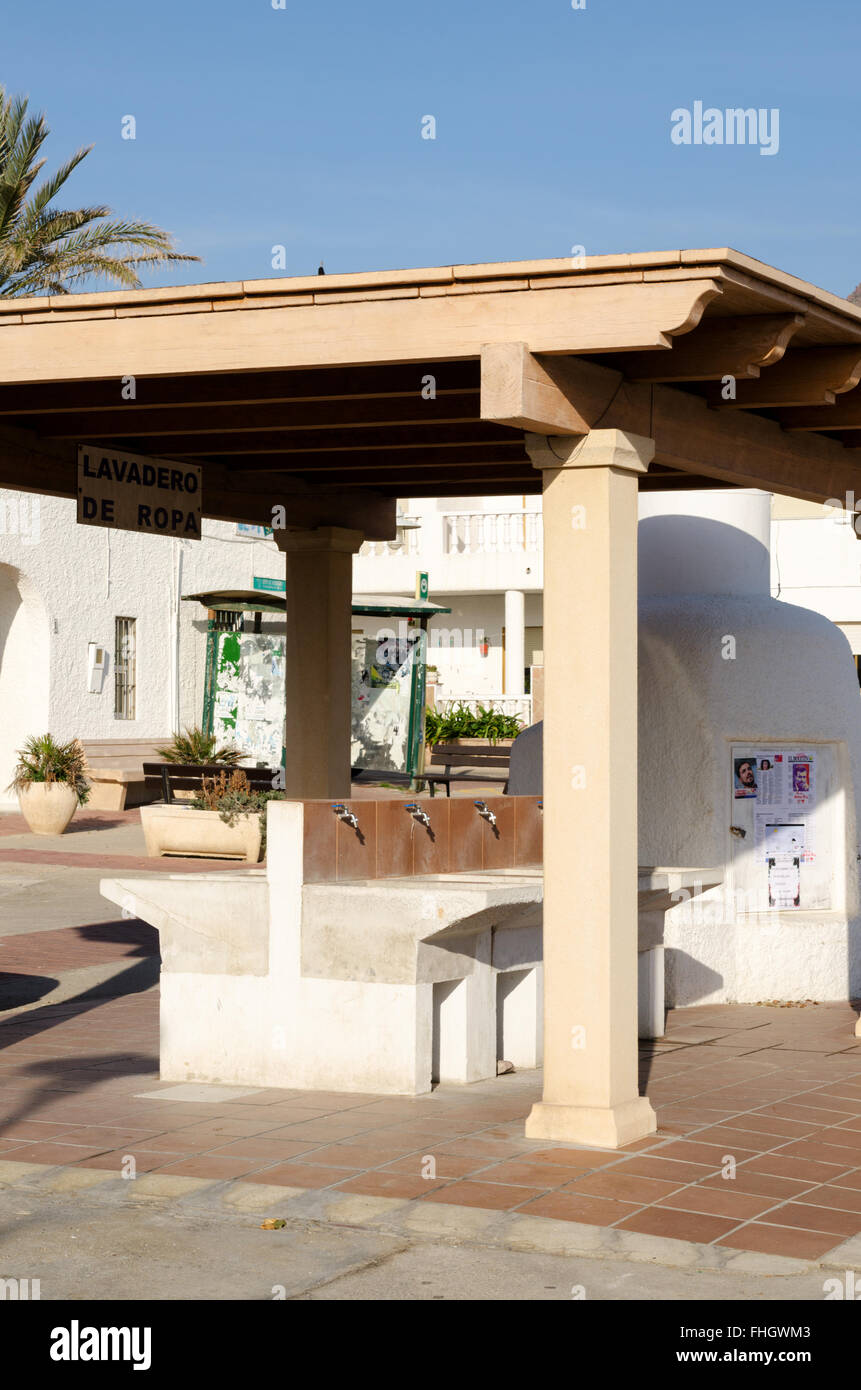 Lavadero de Ropa, kommunale Waschplatz, Wäscheservice in der Mitte von der spanischen Fischerdorf Dorf von Isleta del Moro, Almeria Stockfoto