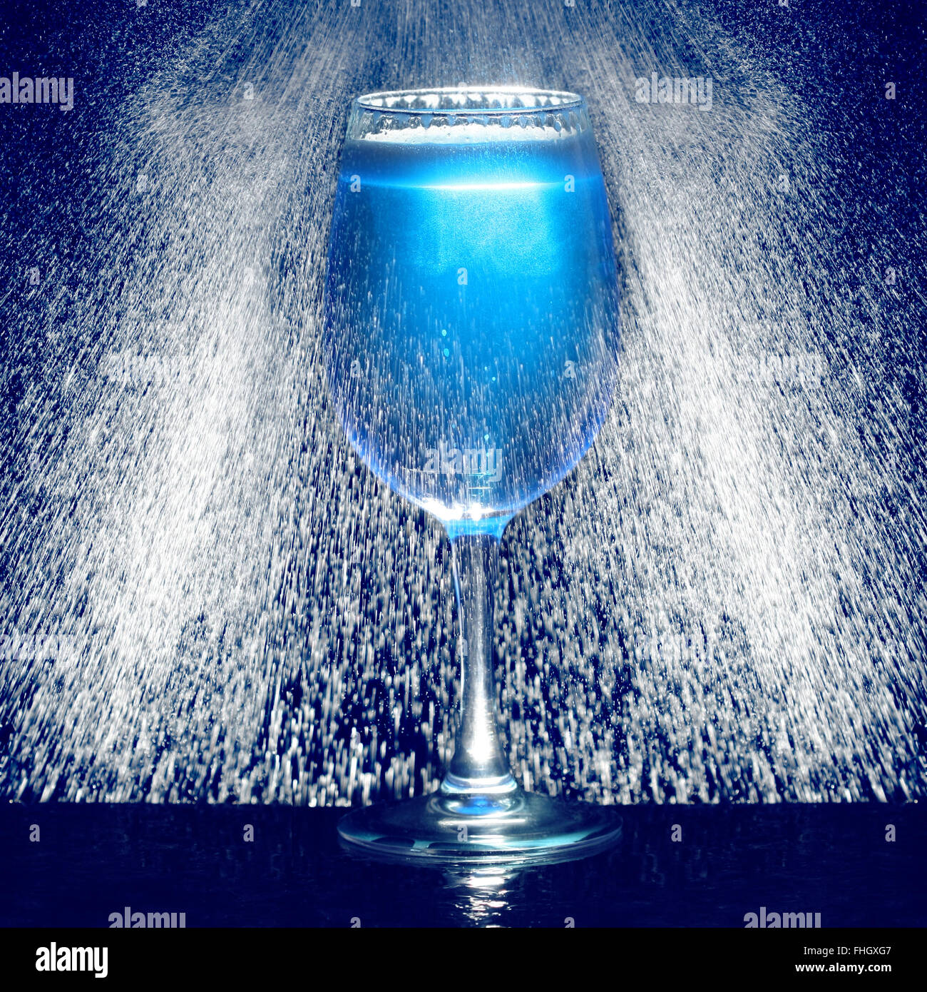 Glas blau frische Flüssigkeit trinken mit Wasser Tropfen Stockfoto