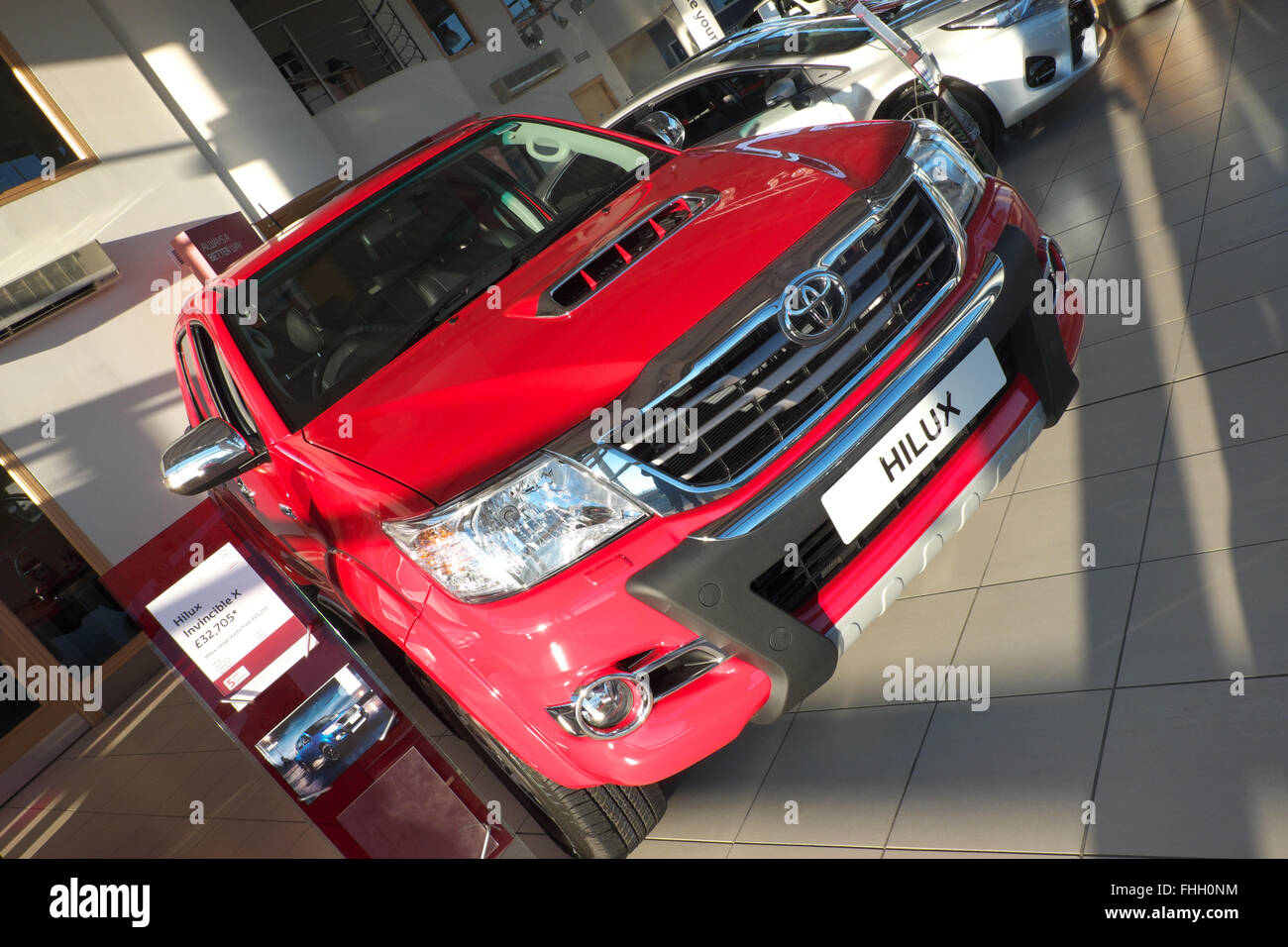 Toyota Hilux 4WD zu verkaufen in einem Toyota Händler Showroom im Vereinigten Königreich Stockfoto