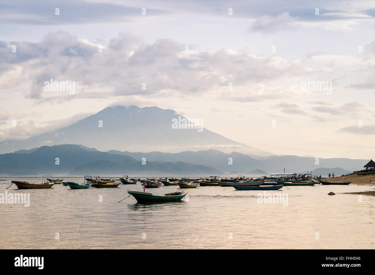 Am frühen Morgen Schuss Jungutbatu Dorf Küste mit dem Gunung Agung Vulkan im Hintergrund, Bali, Indonesien. Stockfoto