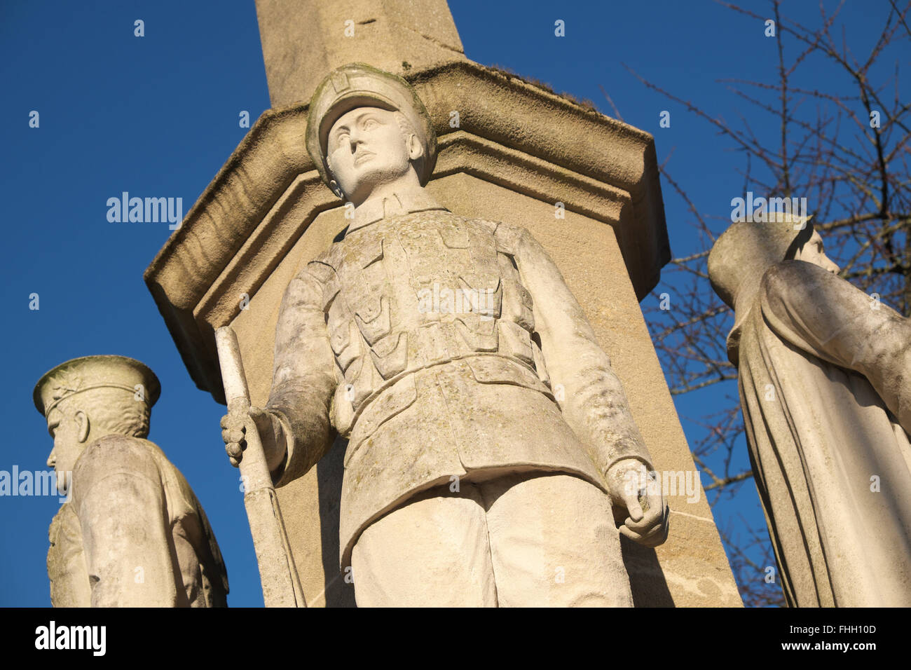 Builth Wells, Wales das Kriegerdenkmal mit Figuren von Soldaten, Matrosen, Kaufmann Seemann und Flieger wurde errichtet im Jahre 1924 Stockfoto