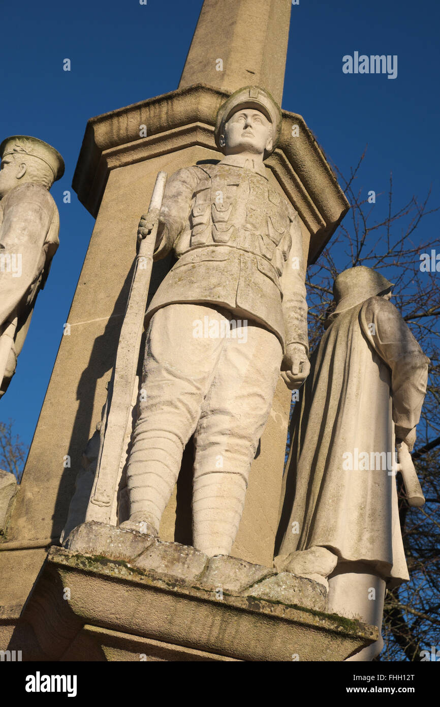 Builth Wells, Wales das Kriegerdenkmal mit Figuren der ein Soldat, Matrose, Flieger und Merchant Seaman entstand im Jahre 1924 Stockfoto