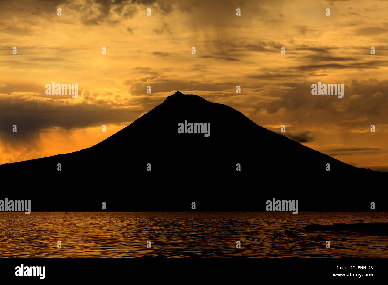 Der Berg Pico von Azoren, Portugal, bei Sonnenuntergang Stockfoto