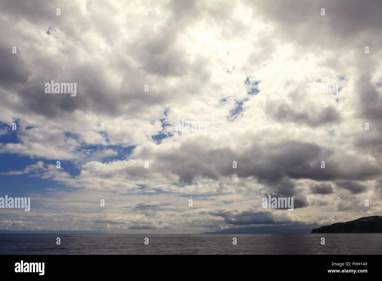 Wolken am Himmel und Meer Wasser Stockfoto