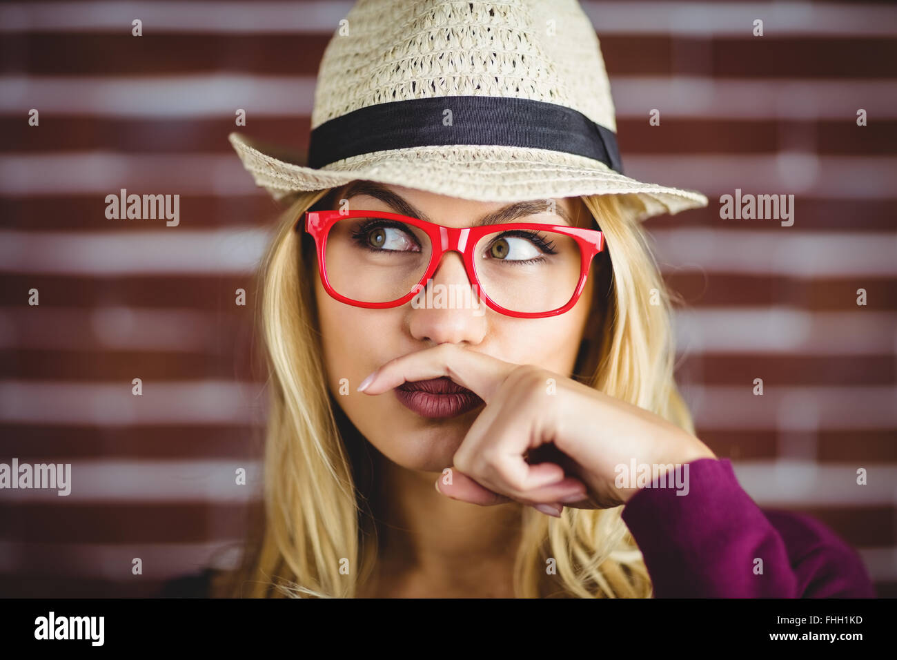 Blonde Frau, die einen falschen Schnurrbart Stockfoto