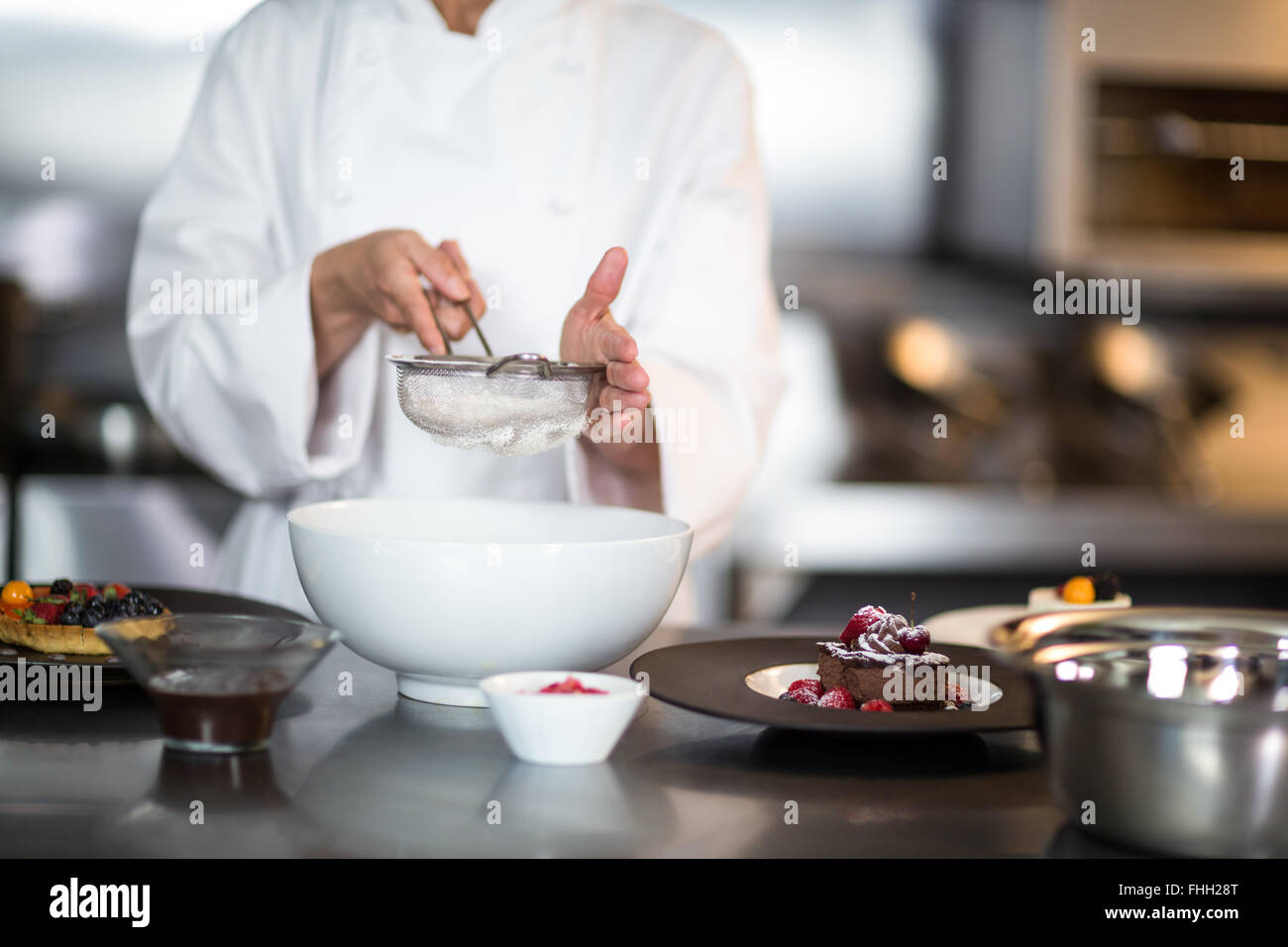 Chefkoch Dessert i-Tüpfelchen aufsetzen Stockfoto