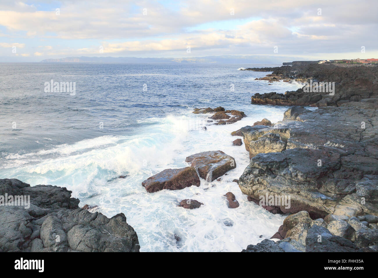 Felsen und Wellen des Ozeans in Azoren, Portugal Stockfoto