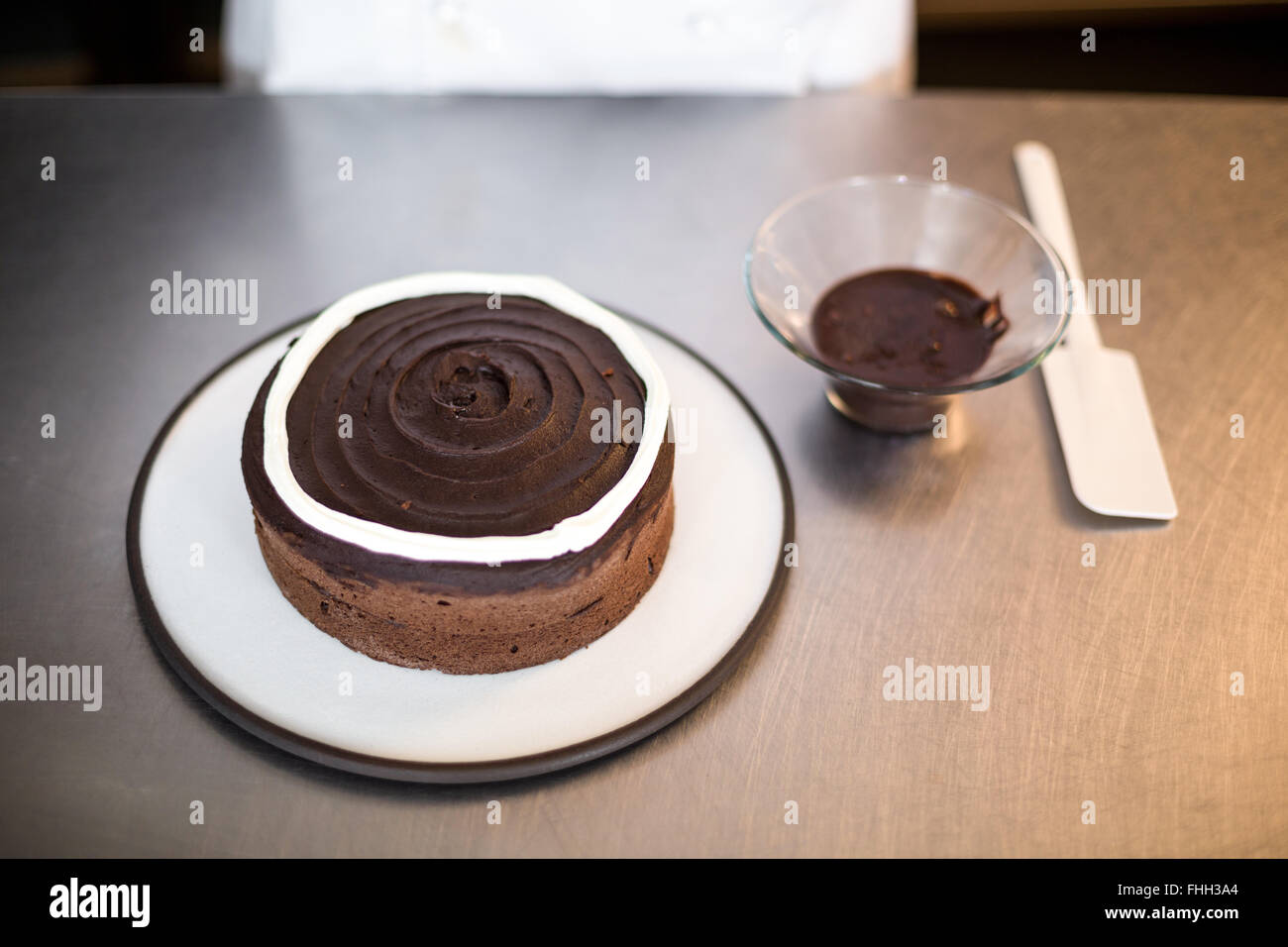 Schokoladen-Kuchen mit Zuckerguss Stockfoto