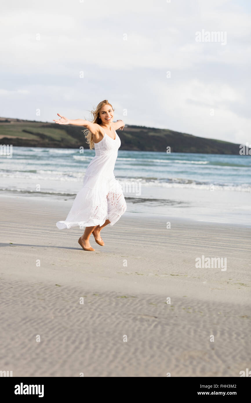Schöne blonde Frau überspringen Stockfoto