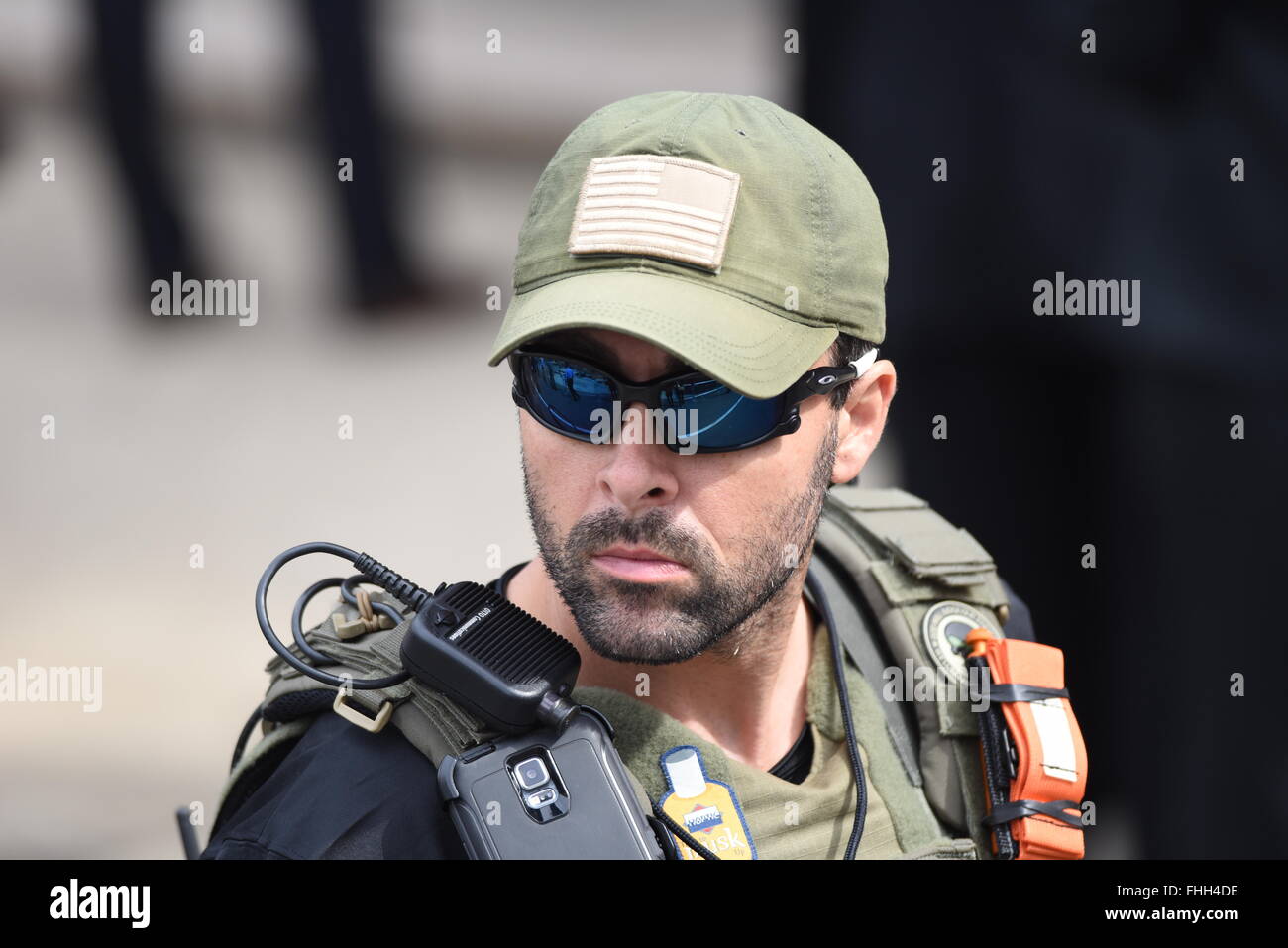 Schwer bewaffnete & bereit Mitglied päpstlichen Sicherheitsteams vor Kathedrale bei Papst Francis Besuch in Philadelphia Stockfoto