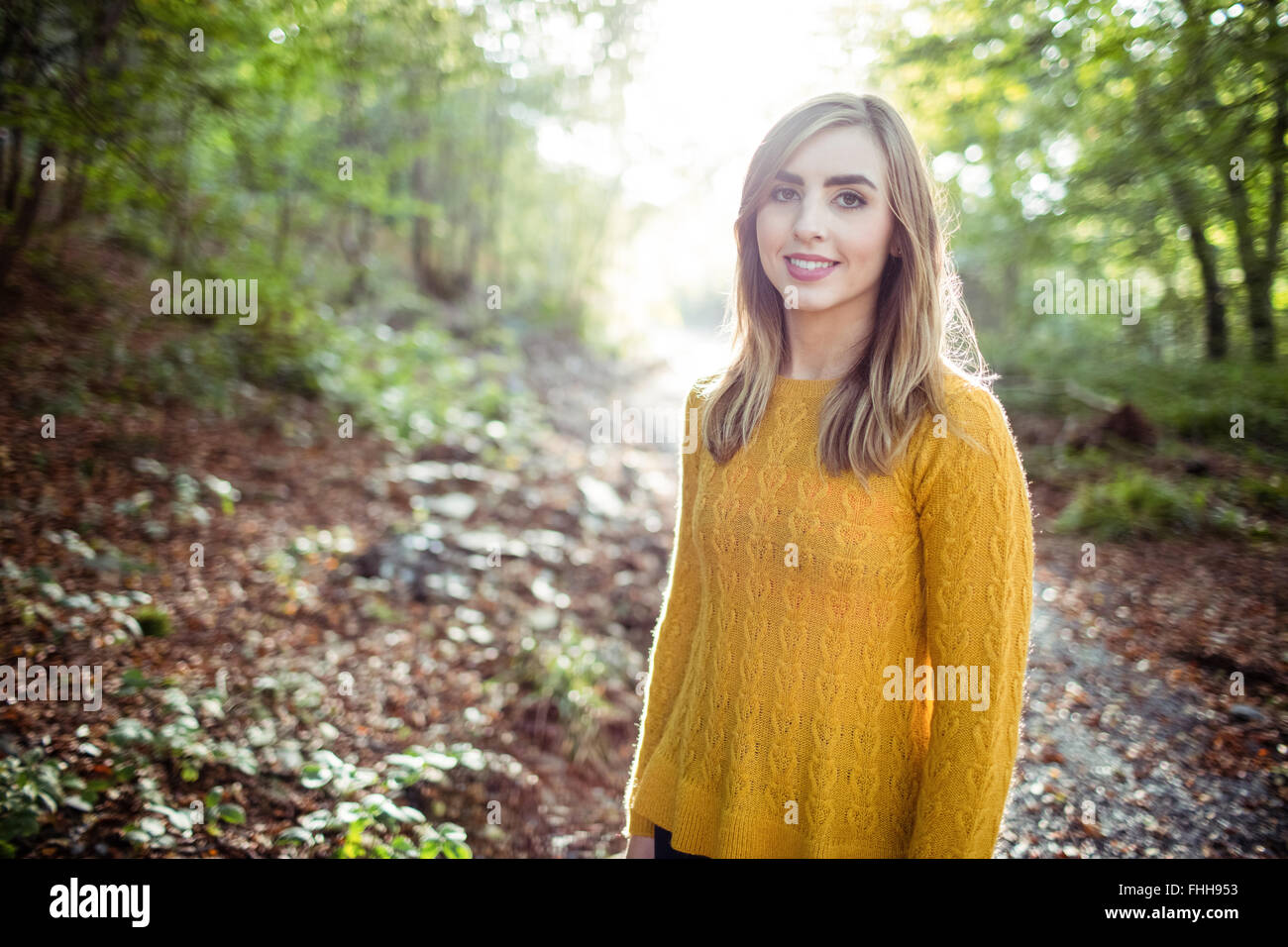 Hübsche blonde Frau, Blick in die Kamera Stockfoto