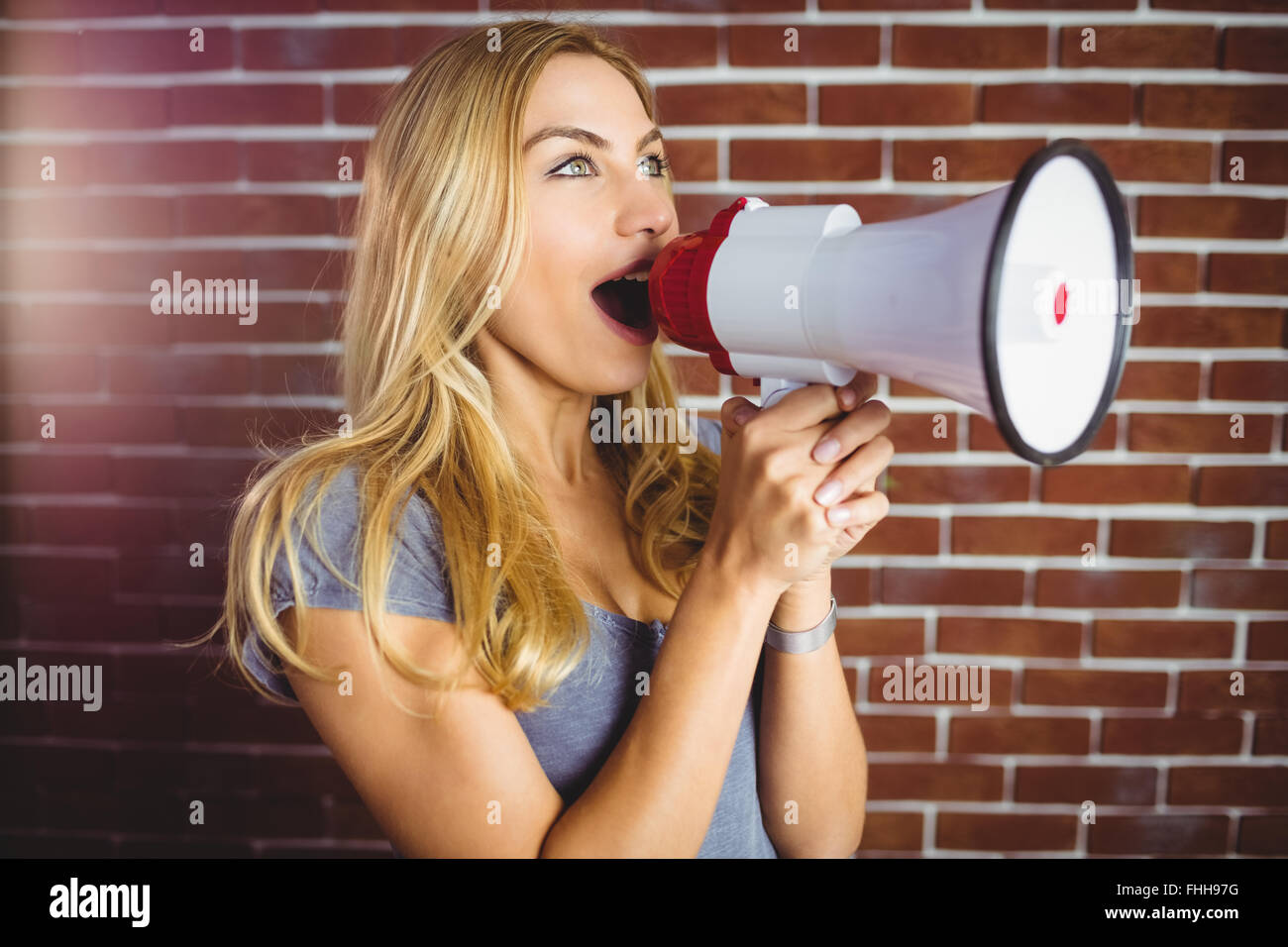 Frau durch Megaphon schreien Stockfoto