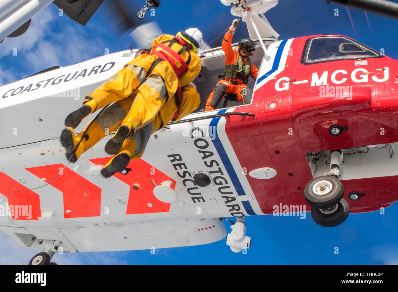 HM Coastguard Rescue Helikopter G-MCGJ auf Übung in Cardigan Bay aus Pwllheli Gwynedd © Alan Dop Alamy Live News Stockfoto