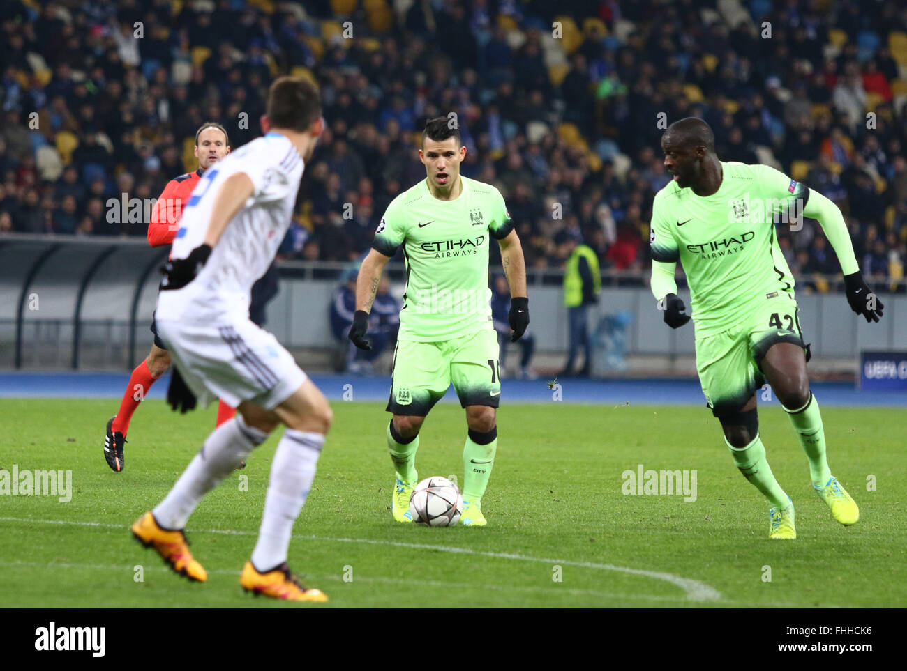 Kiew, Ukraine. 24. Februar 2016. Sergio Agüero von Manchester City (#10, im Zentrum) steuert einen Ball in der UEFA Champions League Runde der 16 Fußball Spiel FC Dynamo Kyiv Vs Manchester City im NSC Olimpiyskyi Stadium in Kiew, am 24. Februar 2016. Aguero und Man.City gewann 3: 1. Bildnachweis: Oleksandr Prykhodko/Alamy Live-Nachrichten Stockfoto