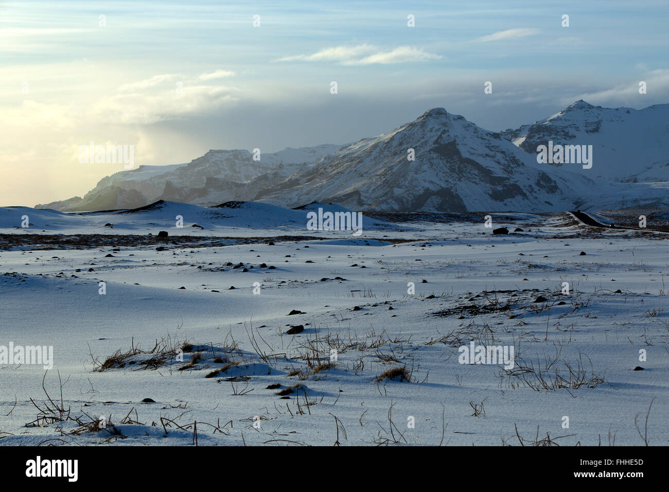 Winterliche Landschaft mit blauem Himmel in Island Stockfoto