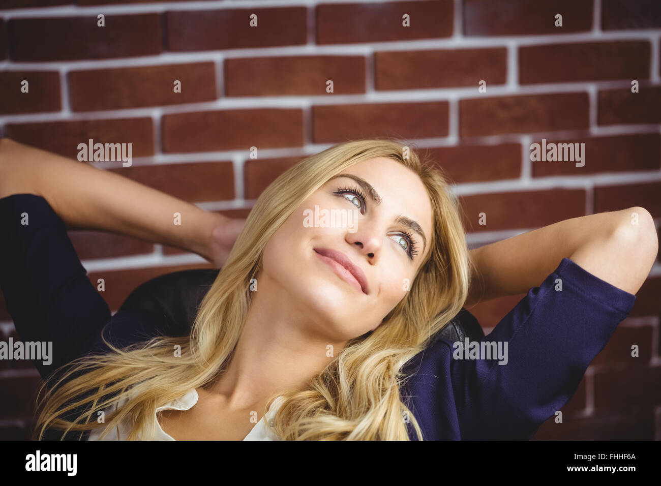 Blonde Frau im Stuhl Stockfoto