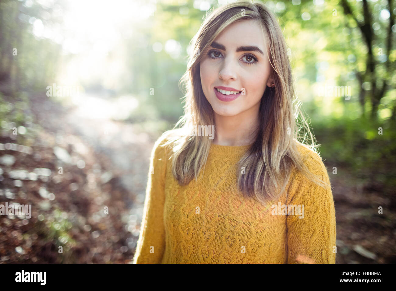 Hübsche blonde Frau, Blick in die Kamera Stockfoto