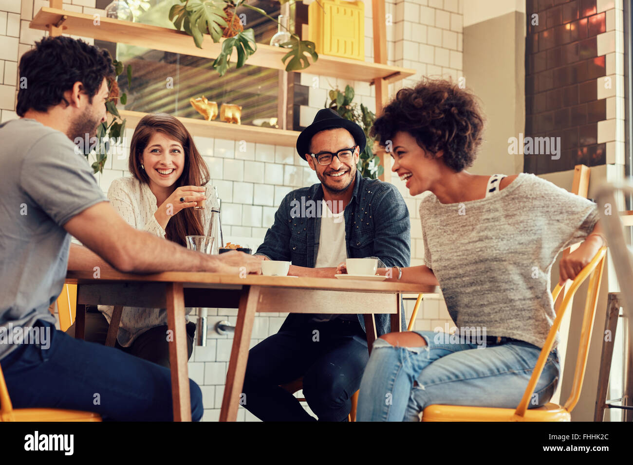 Porträt von fröhlichen jungen Freunden Spaß während des Gesprächs in einem Café. Gruppe von Jugendlichen in einem Café treffen. Stockfoto