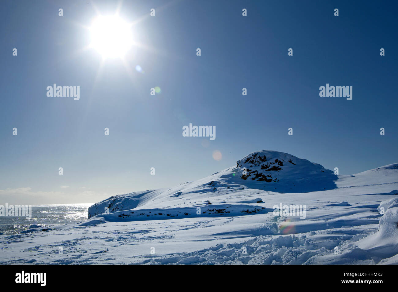 Winterliche Landschaft mit blauem Himmel in Island Stockfoto