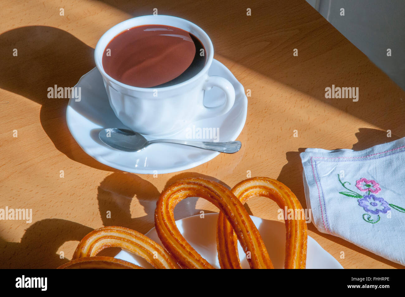 Spanische Frühstück: Schokolade mit Churros. Madrid, Spanien. Stockfoto