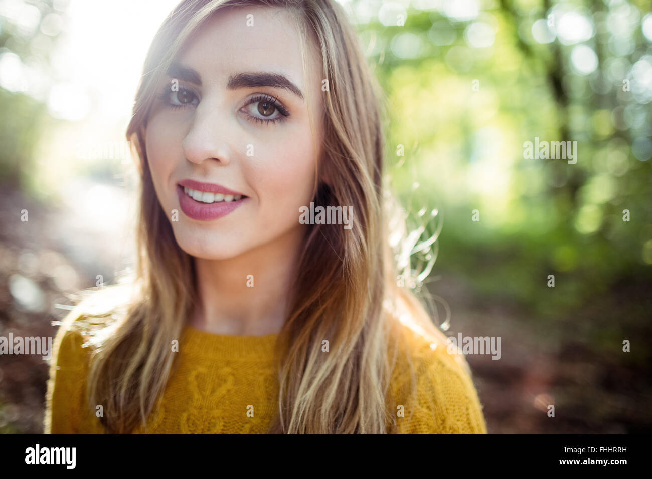 Hübsche blonde Frau, Blick in die Kamera Stockfoto
