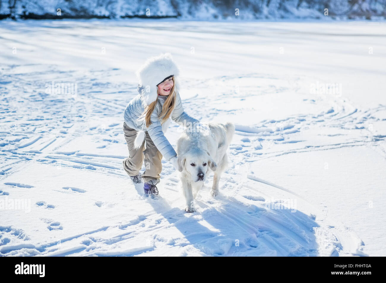 Niedliche Mädchen spielen mit Hund Stockfoto