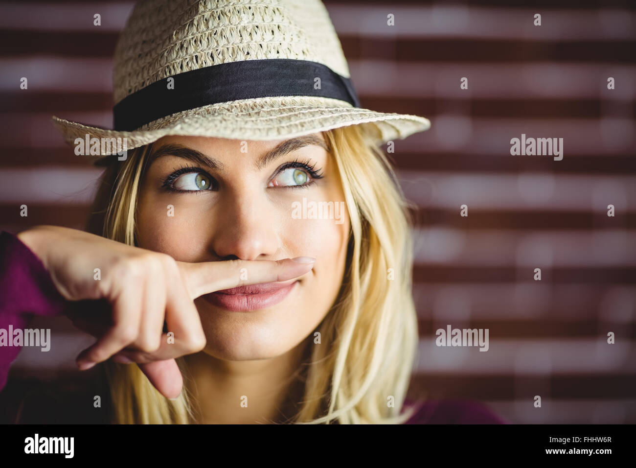 Blonde Frau, die einen falschen Schnurrbart Stockfoto