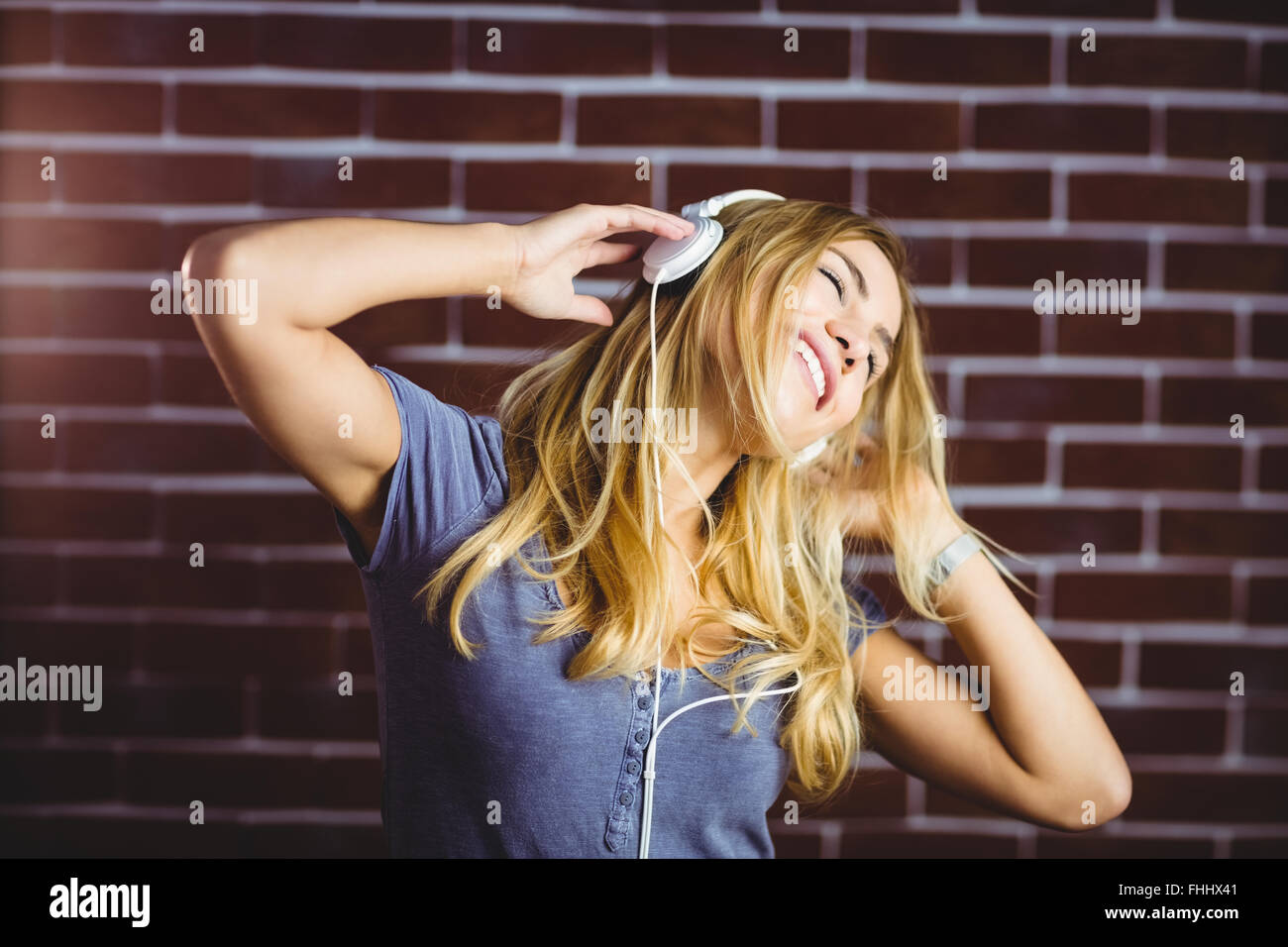 Frau Musik hören Stockfoto