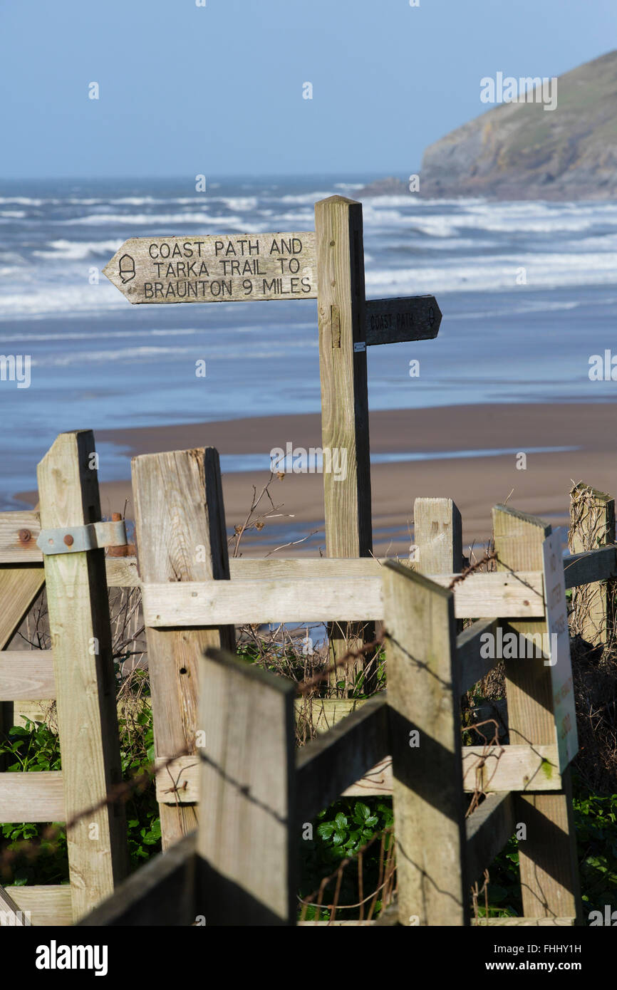 Küstenpfad und Tarka Trail unterzeichnen am Strand von Croyde, Küste von North Devon, UK. Stockfoto