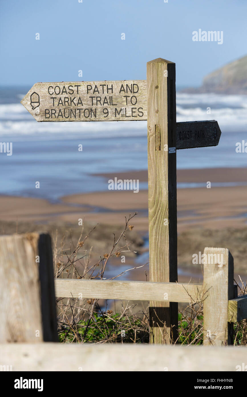 Küstenpfad und Tarka Trail unterzeichnen am Strand von Croyde, Küste von North Devon, UK. Stockfoto