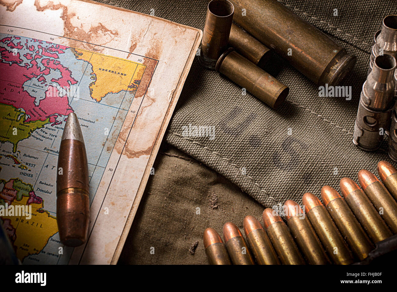 Elemente der US-Army Munition mit alten Karte. (Tiefenschärfe) Stockfoto