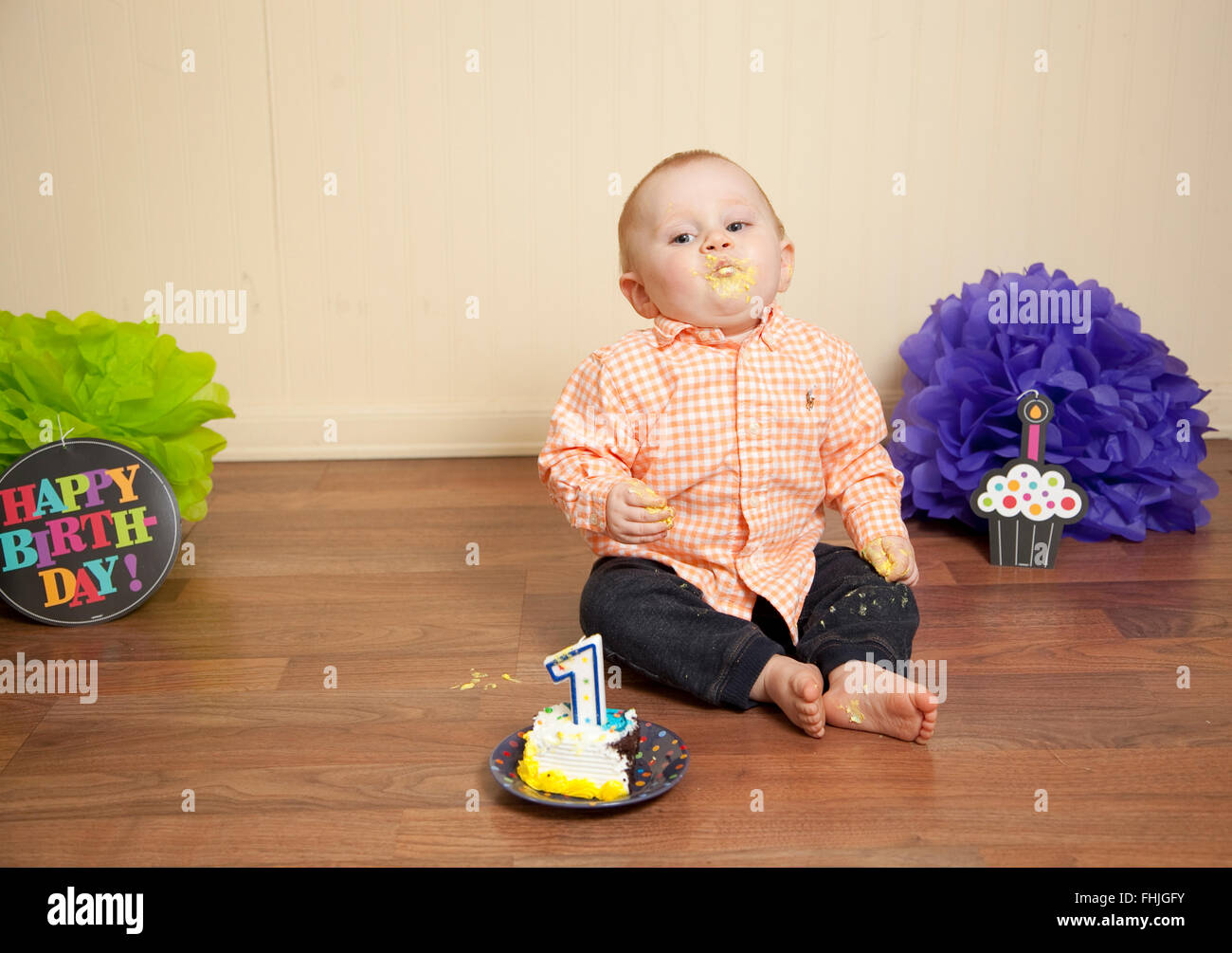 Baby Boy es erste Geburtstagskuchen smash Stockfoto