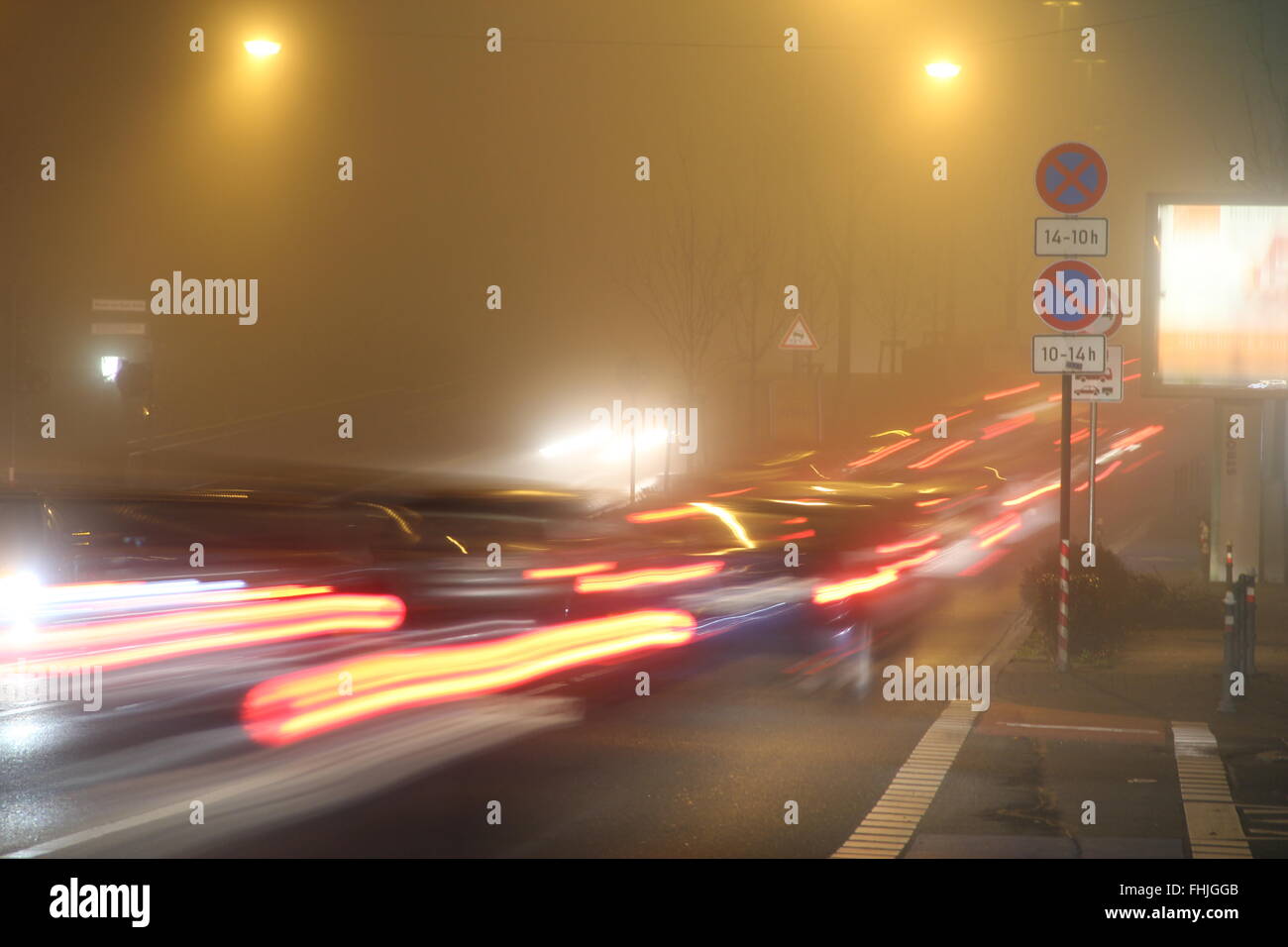 Nebel am Morgen und eine Straße mit Autos zu fahren Stockfoto