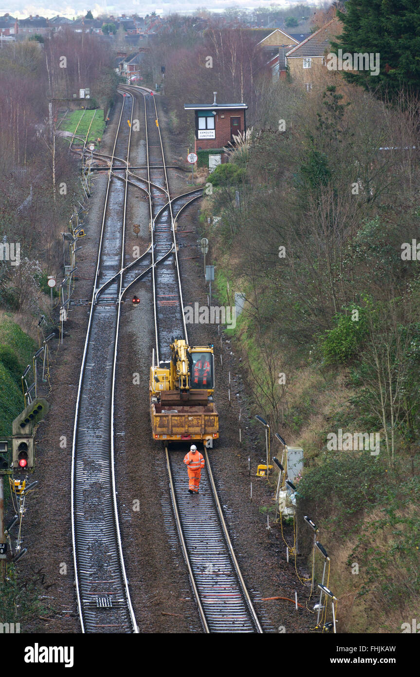 Network Rail Mitarbeiter arbeiten an Gleisinstandhaltung während Linie Schließung, UK. Stockfoto