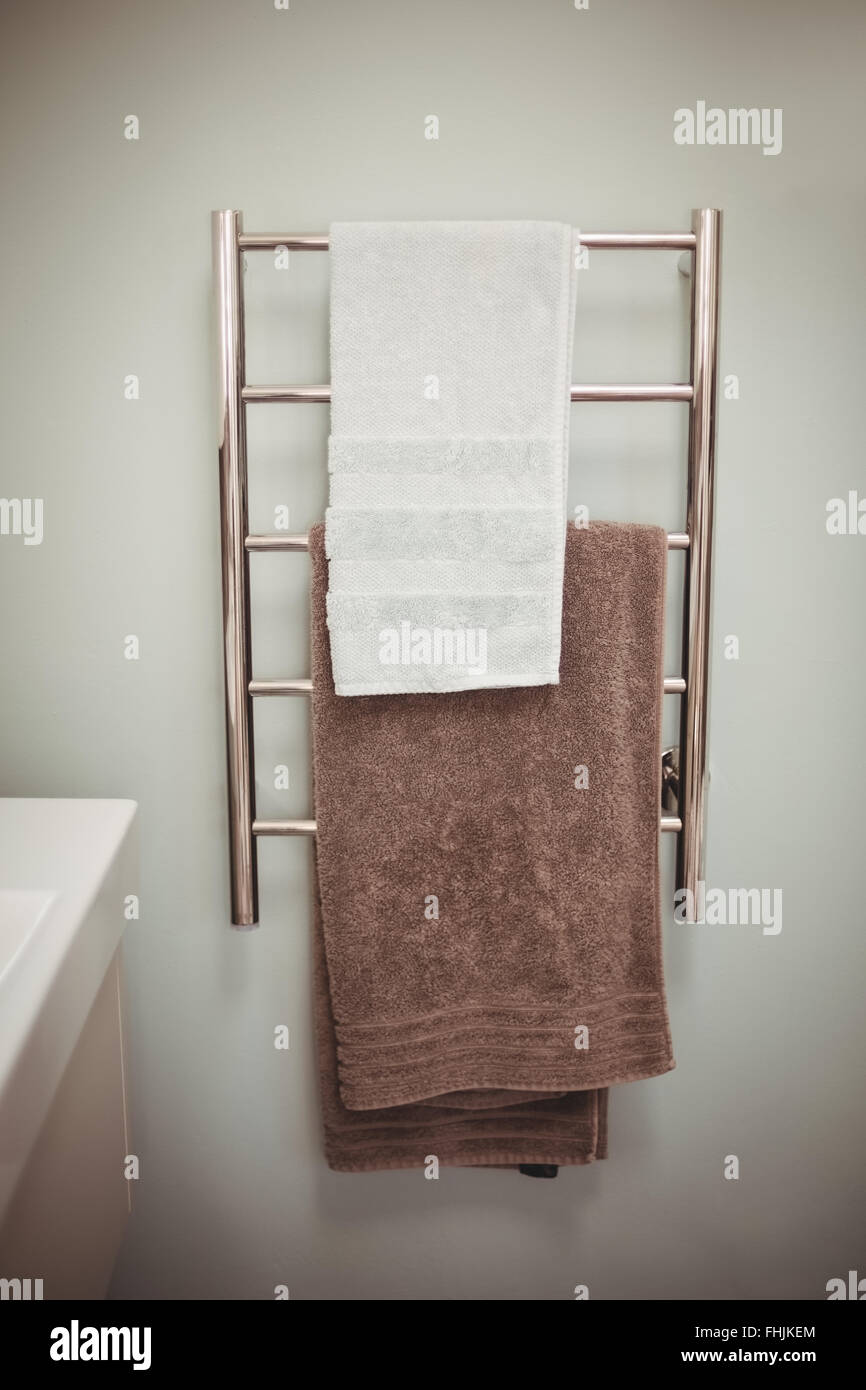 Handtuchhalter im Badezimmer Stockfoto