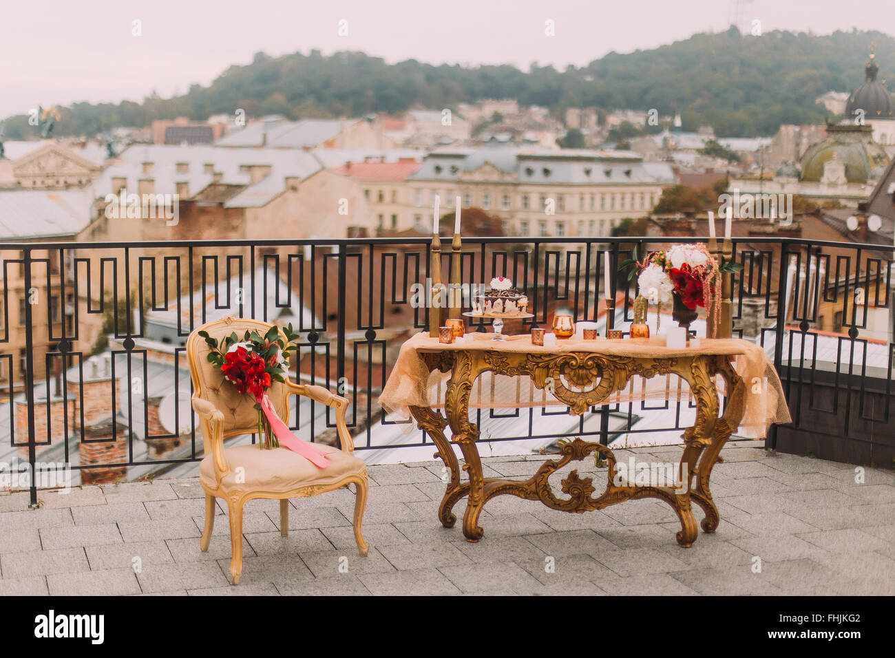 Luxus orientalisch gestalteten goldenen Tisch mit Vintage Sessel auf der Terrasse. Hochzeitsdekorationen Stockfoto