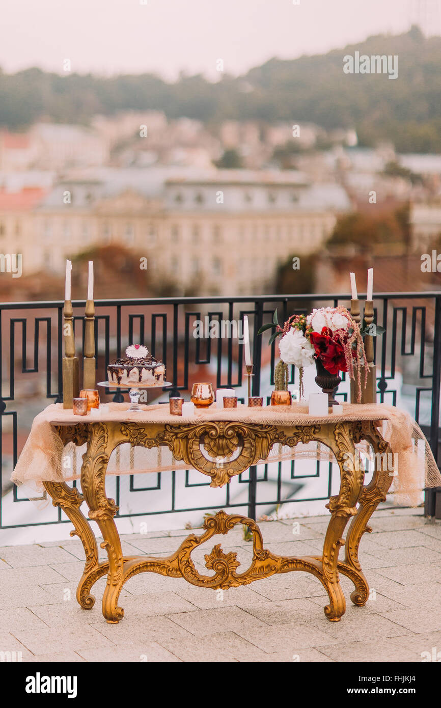 Luxuriöse herrlichen Tisch im orientalischen Stil dekoriert mit Blumen und Kerzen. Hochzeit Kuchen und snacks Stockfoto