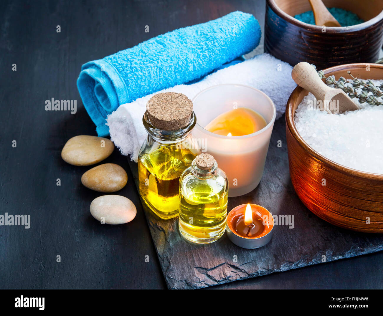 Spa Einrichtung Stillleben mit Körperpflege Öle, Handtücher, Kerzen und Spa Meersalz Stockfoto