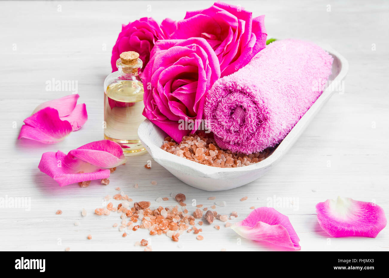 Spa-Ambiente mit rose rosa Blumen und Blütenblätter, Badesalz und Körper-Öl Stockfoto