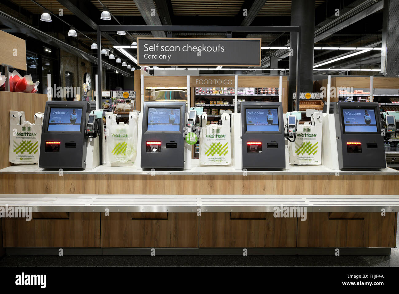 Plastic Waitrose Supermarkt Tragetaschen von selbst Scan Kasse Maschinen Gegenkarte nur im Kings Cross Store in London England UK KATHY DEWITT Stockfoto