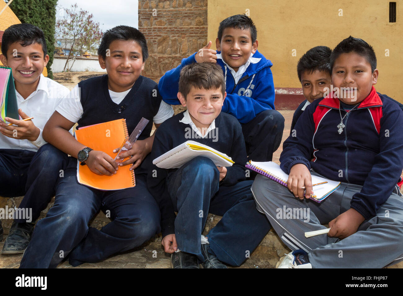 Santa Ana Zegache, Oaxaca, Mexiko - sechsten Klasse der Schuljungen mit ihrer Schularbeiten. Stockfoto