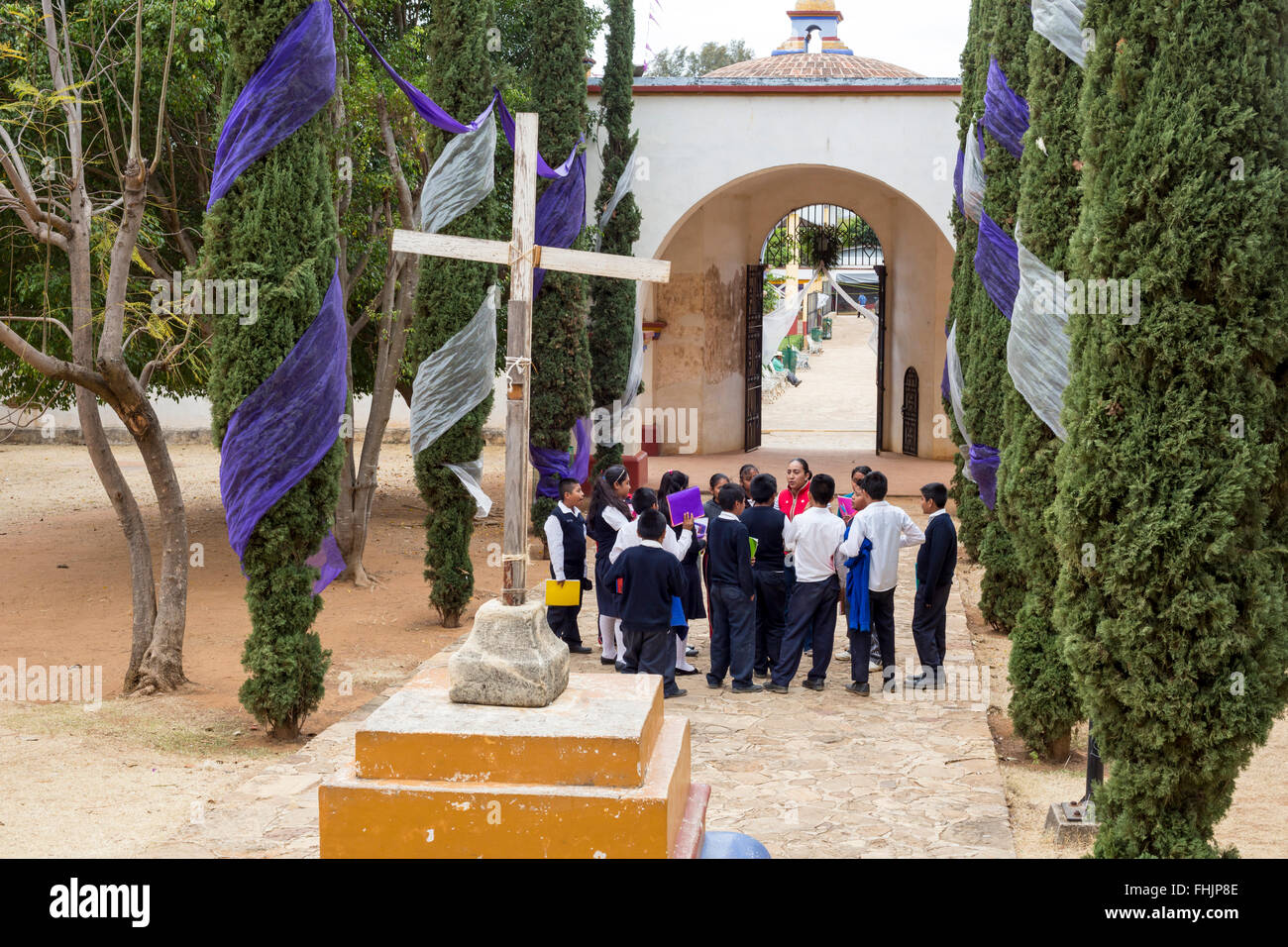 Santa Ana Zegache, Oaxaca, Mexiko - eine sechste Klasse in den Santa Ana Zegache Kirchhof. Stockfoto