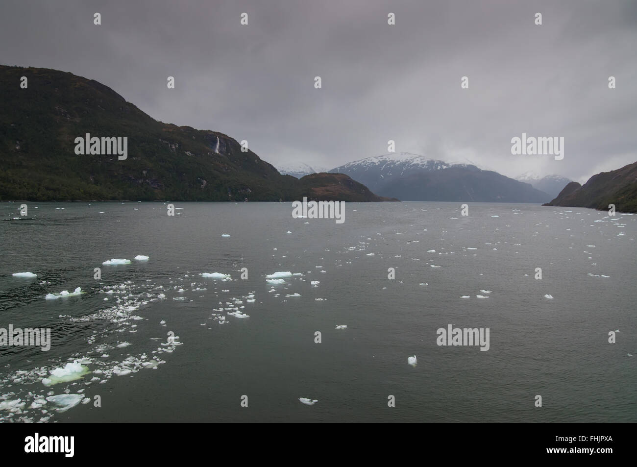 Chilenische Fjorde, Patagonien an einem bewölkten Tag. Stockfoto